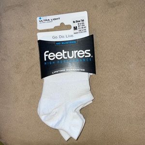 Feetures socks. White. Medium. No Show Tab